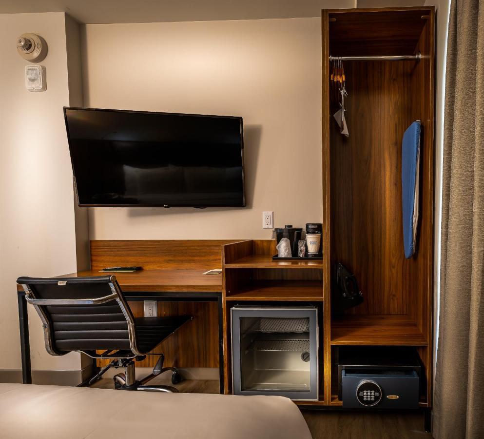 La Quinta By Wyndham Time Square South Hotel New York Bagian luar foto